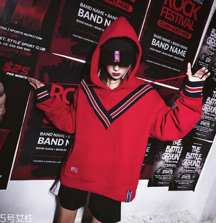 紅色衛(wèi)衣配什么褲子？休閑時尚兩不誤