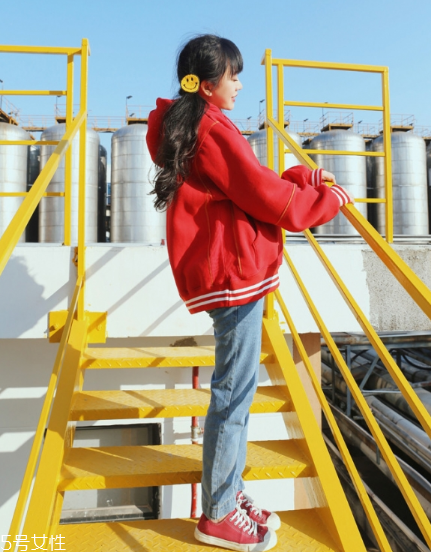 紅色衛(wèi)衣適合什么人穿？紅紅火火過(guò)新年