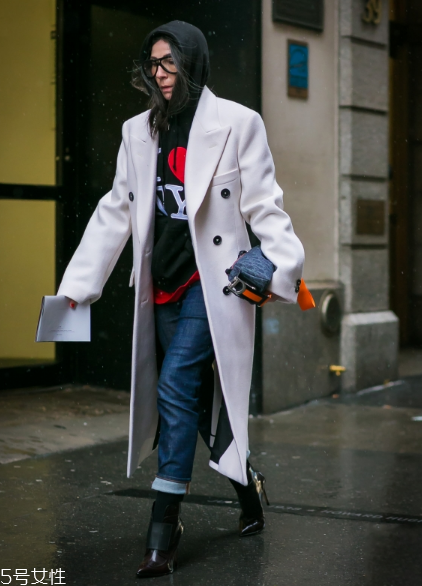 衛(wèi)衣搭配大衣好看嗎？混搭打破嚴(yán)肅感