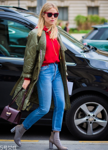 衛(wèi)衣搭配大衣好看嗎？混搭打破嚴(yán)肅感