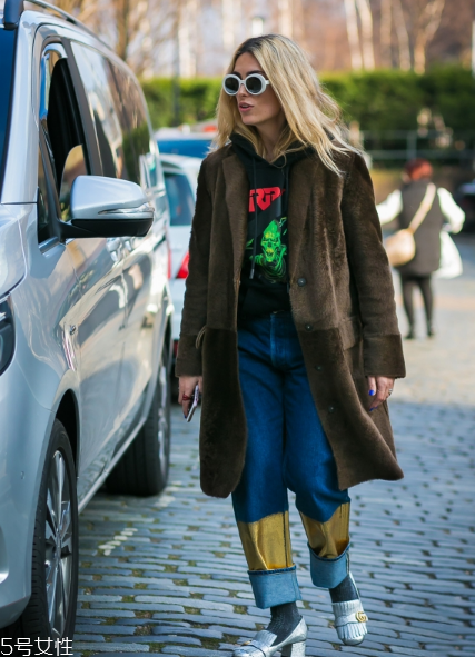 衛(wèi)衣搭配大衣好看嗎？混搭打破嚴(yán)肅感