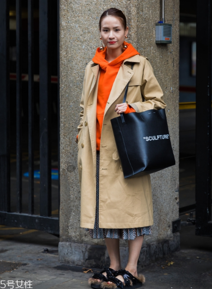 衛(wèi)衣搭配大衣好看嗎？混搭打破嚴(yán)肅感