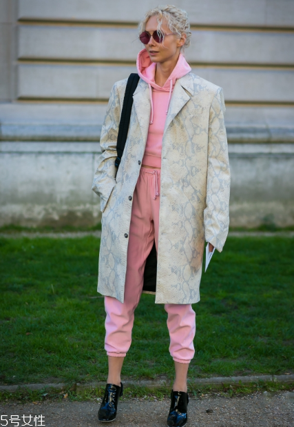 衛(wèi)衣搭配大衣好看嗎？混搭打破嚴(yán)肅感