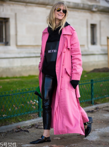 衛(wèi)衣搭配大衣好看嗎？混搭打破嚴(yán)肅感