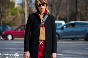 衛(wèi)衣搭配大衣好看嗎？混搭打破嚴(yán)肅感