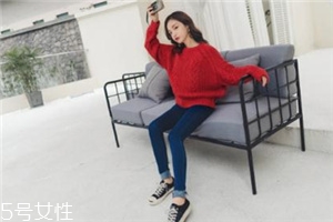 紅色毛衣下面配什么？褲子裙子統(tǒng)統(tǒng)能Hold住