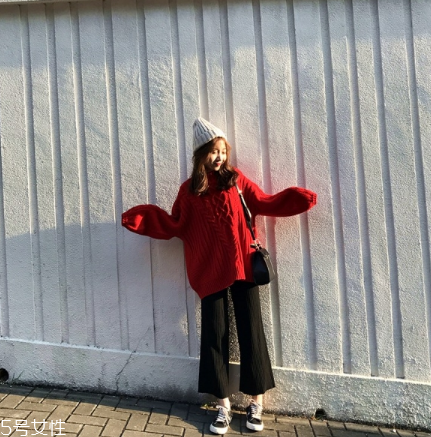 紅色毛衣下面配什么？褲子裙子統(tǒng)統(tǒng)能Hold住