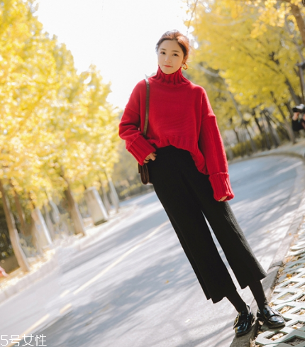 紅色毛衣下面配什么？褲子裙子統(tǒng)統(tǒng)能Hold住