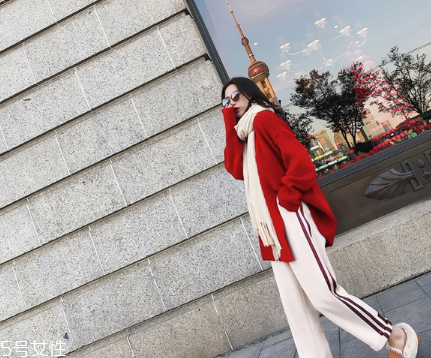 紅色毛衣下面配什么？褲子裙子統(tǒng)統(tǒng)能Hold住