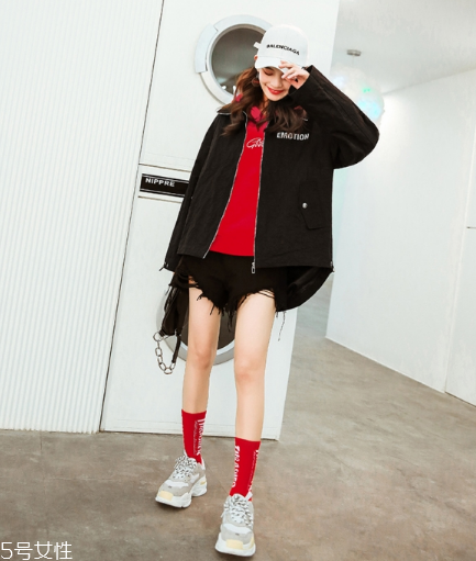 紅色衛(wèi)衣搭配什么鞋子？休閑風(fēng)時尚風(fēng)都能駕馭
