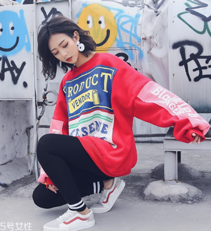 紅色衛(wèi)衣搭配什么鞋子？休閑風(fēng)時尚風(fēng)都能駕馭