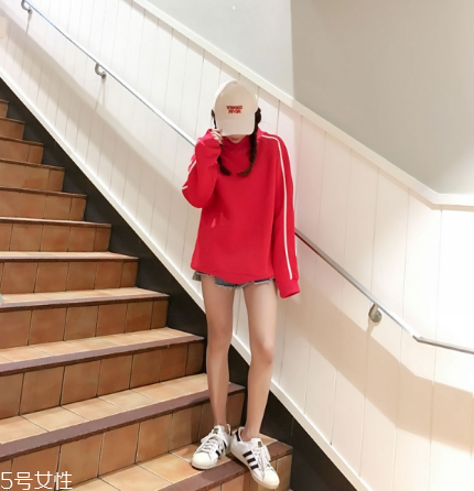 紅色衛(wèi)衣搭配什么鞋子？休閑風(fēng)時尚風(fēng)都能駕馭