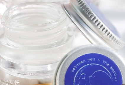 眼部凝膠和眼霜哪個好？眼部凝膠和眼霜不僅是質地區(qū)別