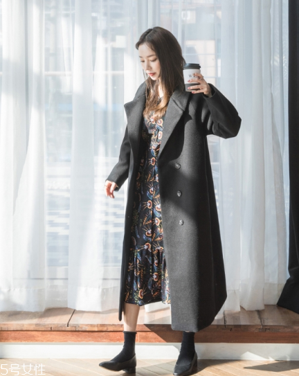 呢大衣搭配什么裙子好看？冬天也能萬種風(fēng)情