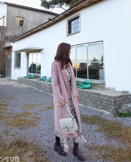 呢大衣搭配什么裙子好看？冬天也能萬種風(fēng)情