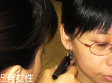 打耳洞必須注意哪些事？耳垂小不要打