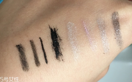 眼唇卸妝液和卸妝油哪個(gè)好？使用的區(qū)域不同