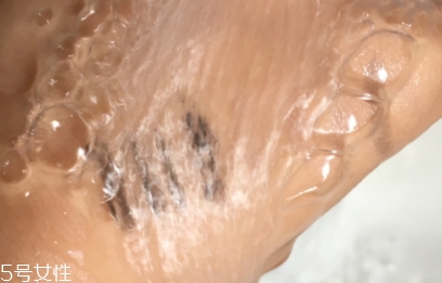 眼唇卸妝液和卸妝油哪個(gè)好？使用的區(qū)域不同