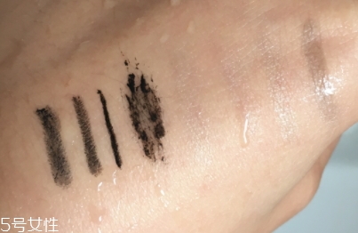 眼唇卸妝液和卸妝油哪個(gè)好？使用的區(qū)域不同