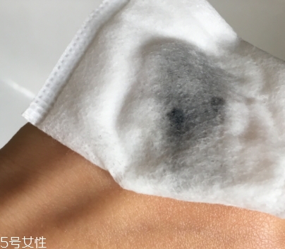 眼唇卸妝液和卸妝油哪個(gè)好？使用的區(qū)域不同