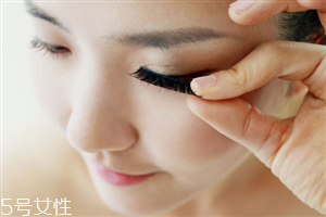 種睫毛好還是嫁接的好？睫毛變長(zhǎng)的方法