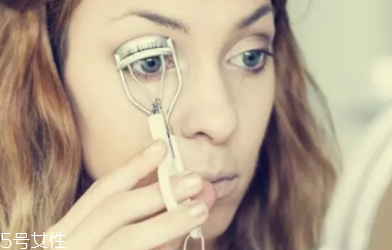夾睫毛為什么要高抬手？睫毛不會(huì)塌掉