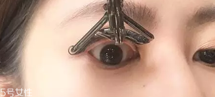 夾睫毛為什么要高抬手？睫毛不會(huì)塌掉