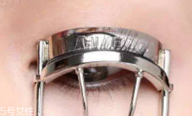 夾睫毛為什么要高抬手？睫毛不會(huì)塌掉