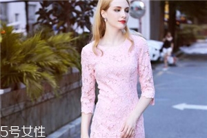 小香風(fēng)連衣裙怎么搭配？給你滿滿的女人味