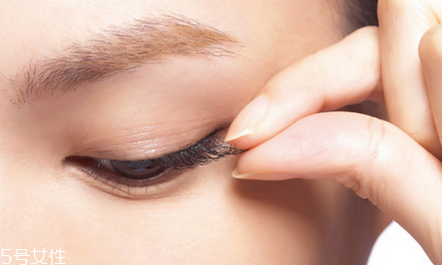 戴假睫毛可以不刷睫毛膏嗎？長(zhǎng)期佩戴假睫毛的危害