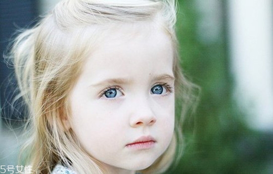 寶寶眼睛一大一小怎么回事啊 需警惕4種可能 寶寶眼睛一大一小怎么回事啊 需警惕4種可能