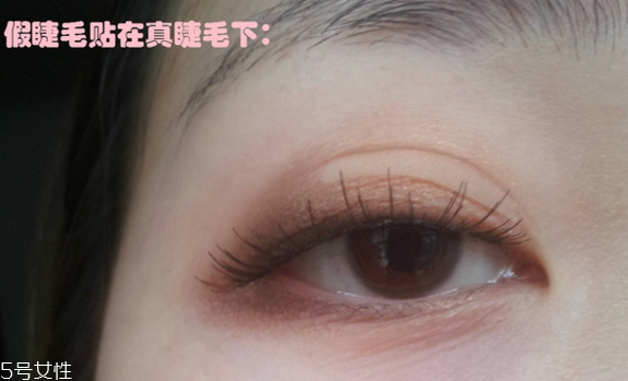 假睫毛是貼在上面還是下面？貼假睫毛的常見(jiàn)錯(cuò)誤