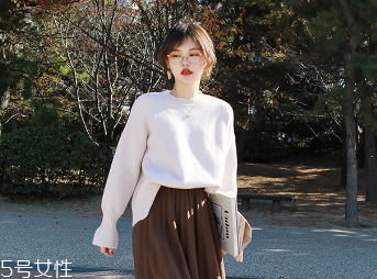 高領(lǐng)毛衣怎么穿好看？教你保暖又減齡的穿法