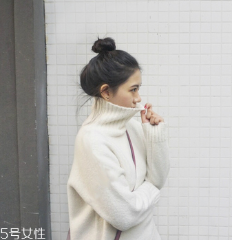 高領(lǐng)毛衣怎么穿好看？教你保暖又減齡的穿法