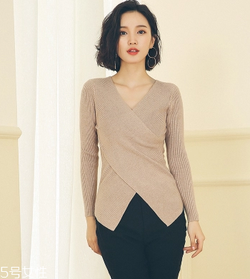 高領(lǐng)毛衣怎么穿好看？教你保暖又減齡的穿法