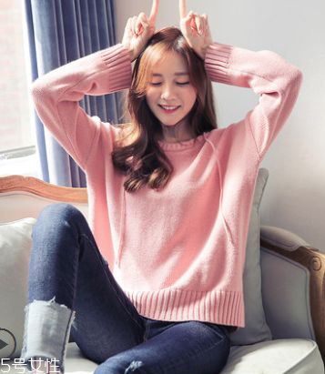 高領(lǐng)毛衣怎么穿好看？教你保暖又減齡的穿法
