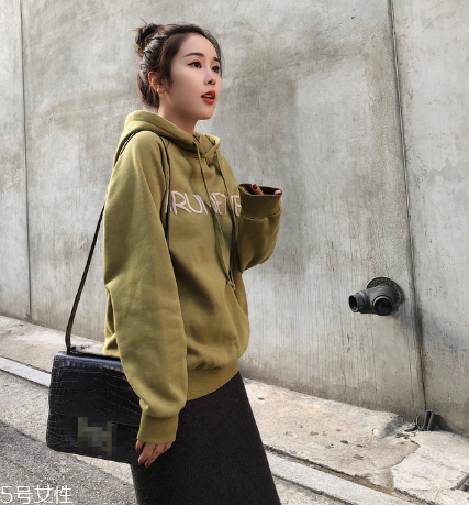 衛(wèi)衣買大點(diǎn)還是小點(diǎn)好？這樣挑選準(zhǔn)沒錯