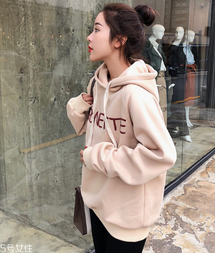 衛(wèi)衣買大了怎么辦？這樣穿酷到?jīng)]朋友