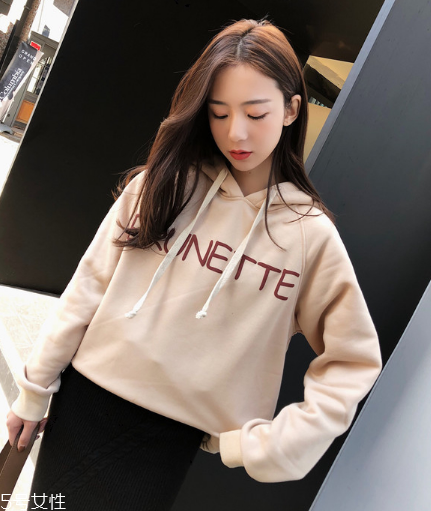 衛(wèi)衣買大了怎么辦？這樣穿酷到?jīng)]朋友