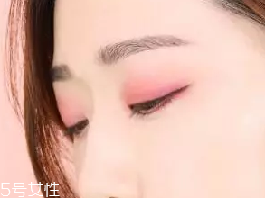 無(wú)妝眼影怎么畫？巧用粉色系眼影