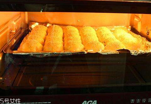 烤箱為什么會(huì)冒煙 烤箱冒煙可能存在的問題 烤箱為什么會(huì)冒煙 烤箱冒煙可能存在的問題