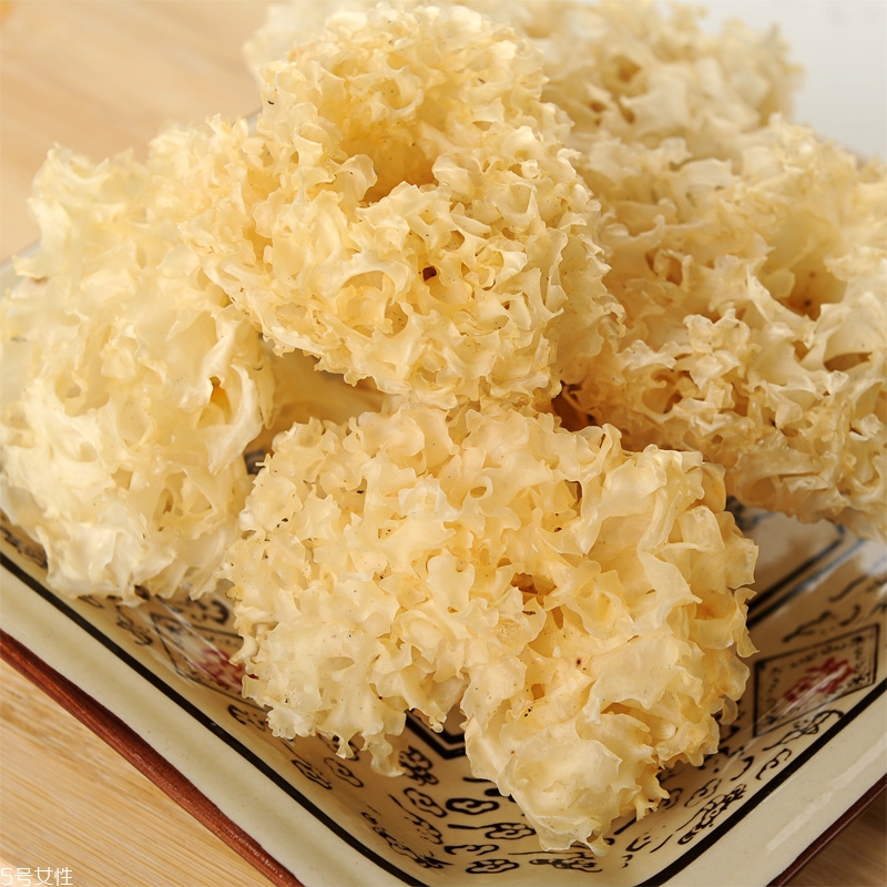 孕婦可以吃冰糖銀耳燉雪梨嗎 適量吃有好處 孕婦可以吃冰糖銀耳燉雪梨嗎 適量吃有好處