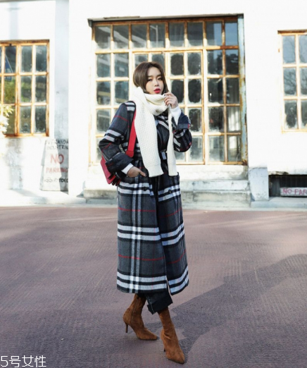 什么顏色的圍巾最百搭？這幾個(gè)顏色輕松駕馭