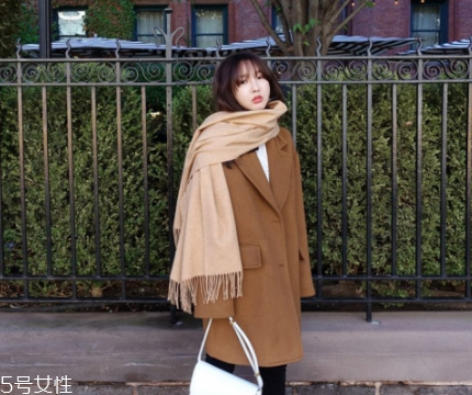 什么顏色的圍巾最百搭？這幾個(gè)顏色輕松駕馭