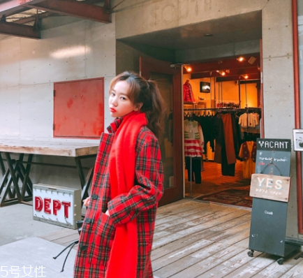 什么顏色的圍巾最百搭？這幾個(gè)顏色輕松駕馭