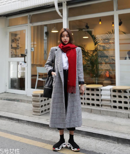 什么顏色的圍巾最百搭？這幾個(gè)顏色輕松駕馭