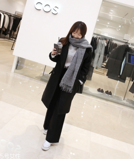 什么顏色的圍巾最百搭？這幾個(gè)顏色輕松駕馭