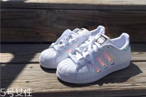 阿迪達(dá)斯有40.5碼嗎？阿迪達(dá)斯鞋碼這樣挑