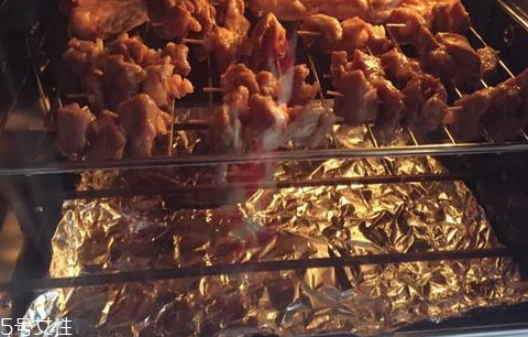 烤箱烤羊肉串用錫紙嗎 烤羊肉串注意事項(xiàng) 烤箱烤羊肉串用錫紙嗎 烤羊肉串注意事項(xiàng)