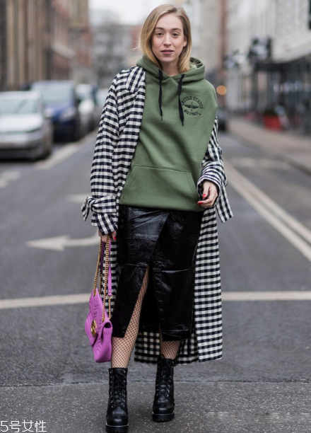 大衣搭配半身裙好看嗎？過(guò)年艷壓群芳全靠它